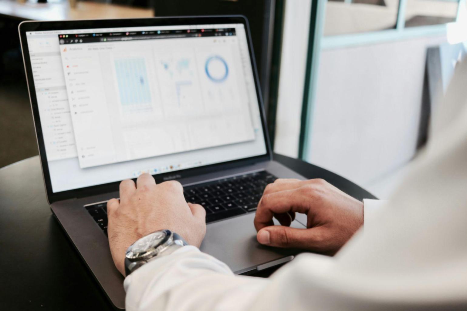 Professionelle Business-Präsentation mit Finanzdiagrammen